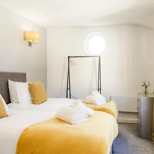  Holiday home Charming 2-bedroom Town House - Short Walk From The Station United Kingdom